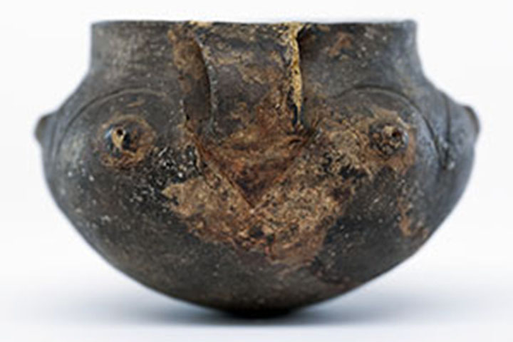 Pre-Columbian ceramic vessel. Courtesy of the Chattanooga Public Library and the University of Tennessee at Chattanooga Special Collections.